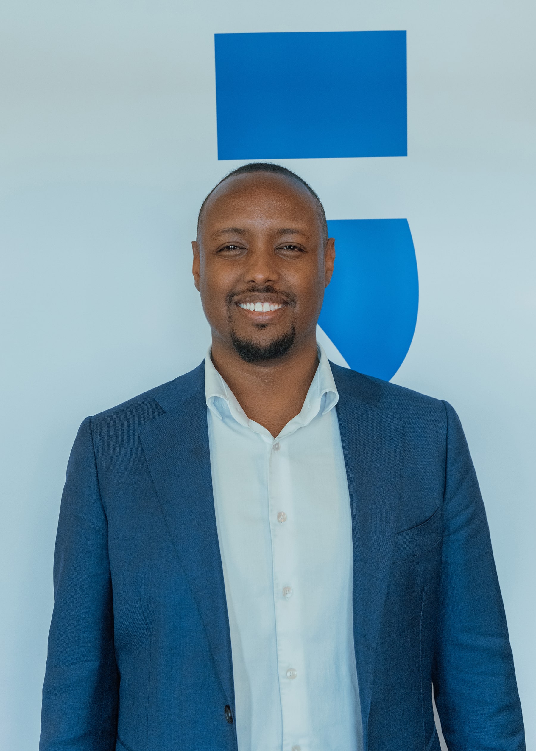 Ahmed Abdirahman framför Järvaveckans logotyp